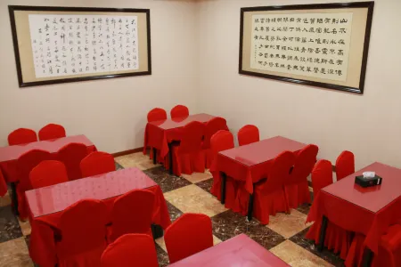 Hongye Holiday Hotel Отели рядом с достопримечательностью «Western Grand Gorge»