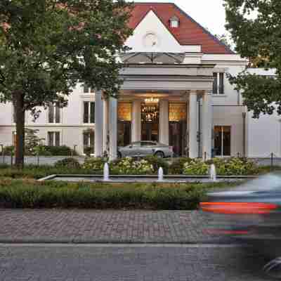 Hilton Frankfurt Gravenbruch Hotel Exterior