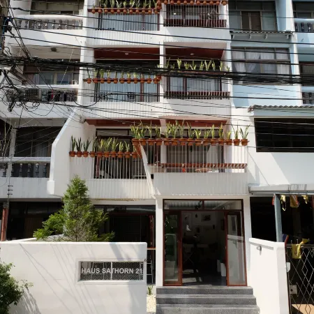 Haus Sathorn 21 Отели рядом с достопримечательностью «Станция метро Surasak»