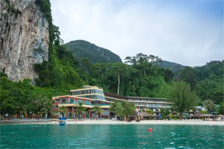 Phi Phi Cliff Beach Resort Отели рядом с достопримечательностью «Monkey Beach»