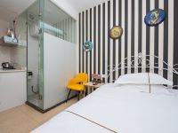 广州欢乐窝艺术主题精品公寓 - 摩登空间大床房