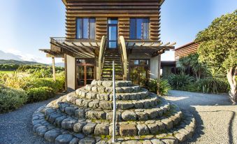 Mr & MRS Smith Hapuku Lodge & Tree Houses