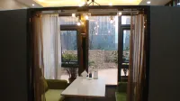渠縣花園商務賓館（賨人裡財富中心店） - 停車場
