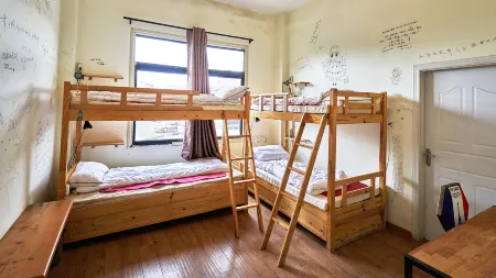Xiaozhu Youth Hostel Above the Clouds