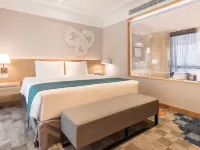 Holiday Inn BANGKOK by IHG セントラル・チットロム周辺のホテル