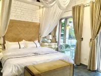 Yacht  Holiday Home Hotels in Pinghu