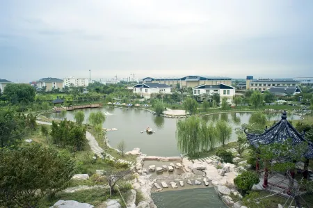 Shanghe Hotspring Hotel Отели рядом с достопримечательностью «Shanghe Flower and Seedling World»