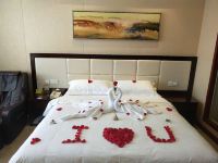 维也纳国际酒店(上海世博园店) - 豪华大床浪漫主题房