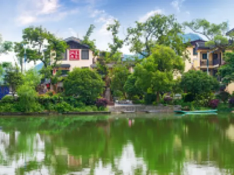 Secret Garden Lakefront Hotel Hotels near Reed Flute Cave