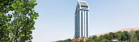 Chamran Grand Отели рядом с достопримечательностью «Крепость Керим-хан»