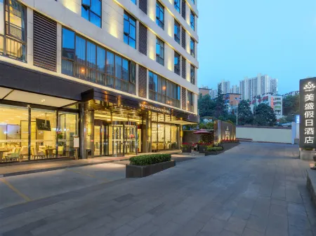 Shiyan Meisheng Holiday Hotel (Shanghai Road University Town) Отели рядом с достопримечательностью «Hubei University of Medicine»