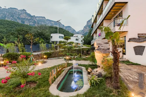 Floral Hotel · Yuntaishan Oxygen Bar Hotel (Shore service area store) - navetta aeroportuale