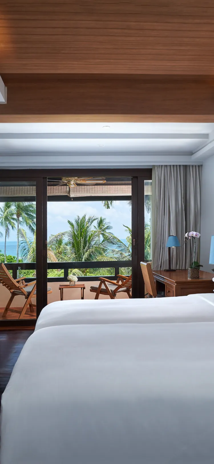 ห้องดีลักซ์เตียงแฝดพร้อมระเบียงและวิวสวน