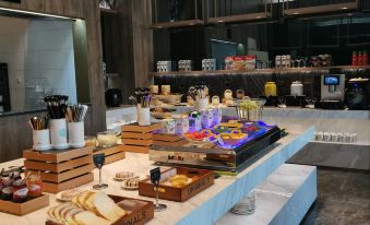 Echarm Plus Hotel (Wuhan Donghu College Dahualing Subway Station)