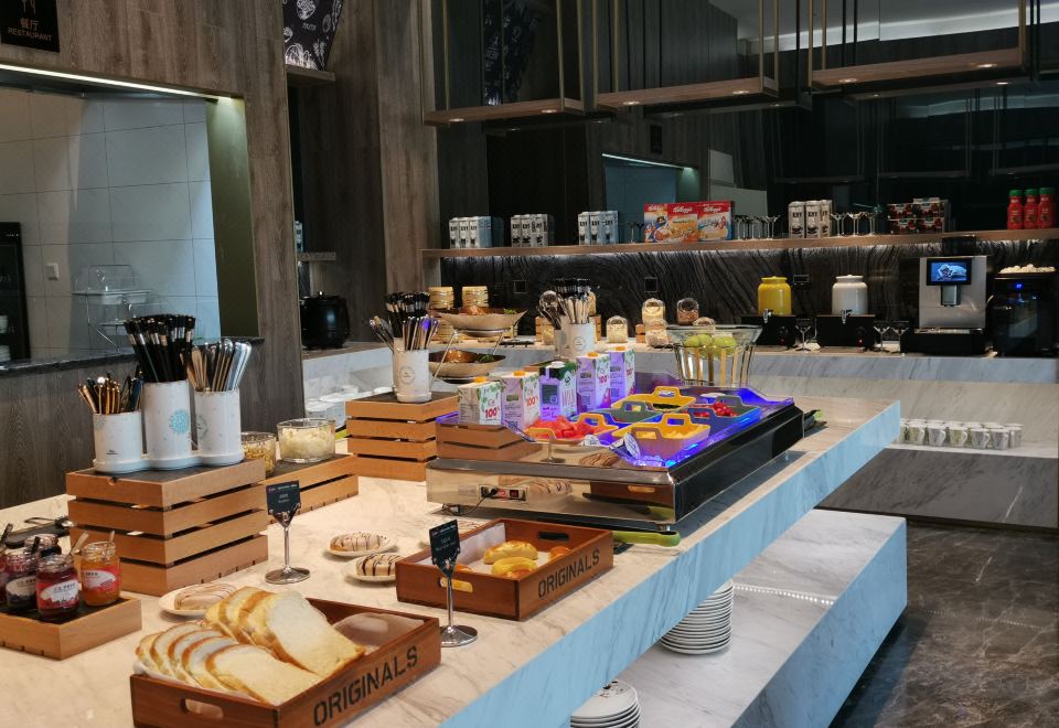 이쟈무플러스 호텔의 깨끗한 객실 모습