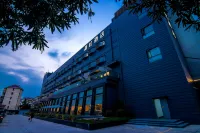 SKYBIRD Hotel (Shanghai Hongqiao Airport) Готелі в районі Район Чаннін
