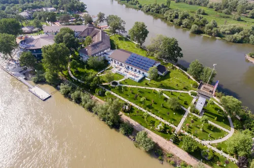 Lebada Luxury Resort & Spa Hotel a Crisan