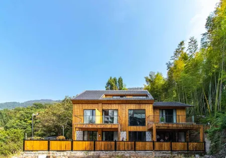 Yueshan No.1 at the entrance Отели рядом с достопримечательностью «Shiwei Peak»