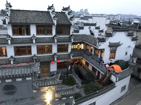 Xiuning Hengjianglou Homestay Отели рядом с достопримечательностью «Huangshan Panda Ecological Paradise»