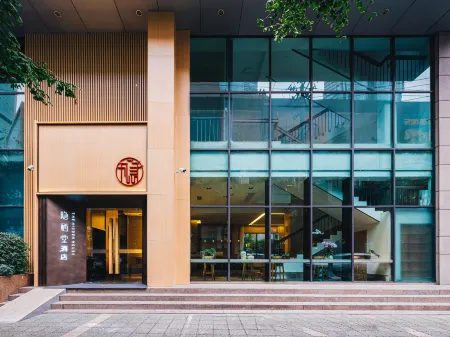 The Hidden House (Chengdu Chunxi Road Tianfu Square Branch) Отели рядом с достопримечательностью «Chengdu Research Base of Giant Panda Breeding»