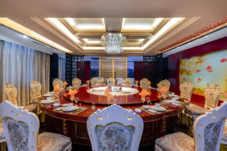 Crown Hotel Отели рядом с достопримечательностью «Xingyi Normal University for Nationalities West Campus»