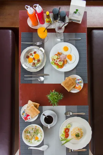 รูปภาพของแอท เดอะ เทรน