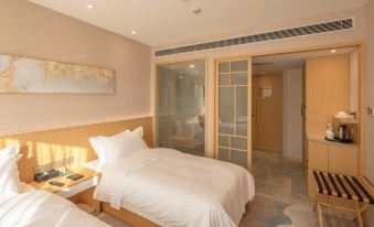 The Golden Gate Hotel and Conference Centre offers rooms with one or more beds at City Hotel