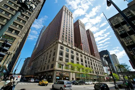 The Palmer House Hilton Отели рядом с достопримечательностью «Лури Гарден»