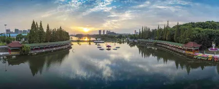 Great Wall Garden V Hotel Отели рядом с достопримечательностью «Ezhou Polytechnic (Southeast to Fenghuang Subdistrict Office Lianhuashan Community Health Service Station)»