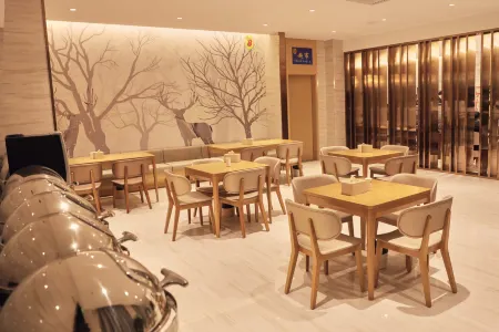 Super 8 Hotel Premier (Yecheng Wenhuadong Road)