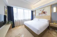 Vienna Hotel (Sanjiang Bell Tower Bird's Nest Distribution Center)