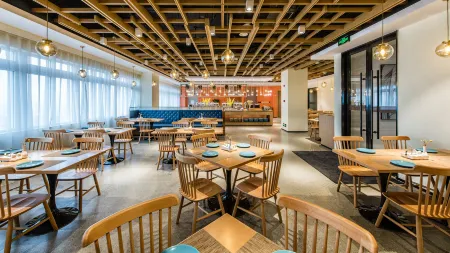 Suning Yayue Hotel (Zhangjiagang Pedestrian Street Manbatt Square) Отели рядом с достопримечательностью «Zhangjiagang Science and Technology Museum»