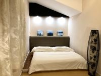 广州绿岛之夜公寓 - 精致大床房