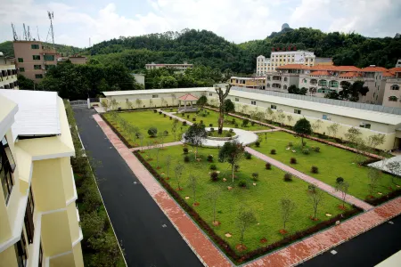 Vienna Hotel (Shaoguan Renhua Danxia Mountain Scenic Area Branch) Отели рядом с достопримечательностью «Zhanglao Peak»