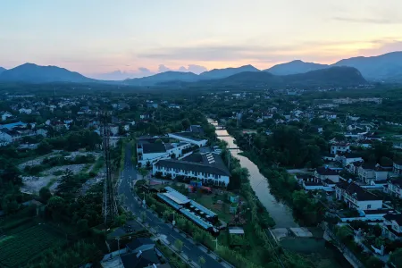 Jiangnan Red Village Отели рядом с достопримечательностью «The Tribute Tea Museum of Tang Daynsaty»