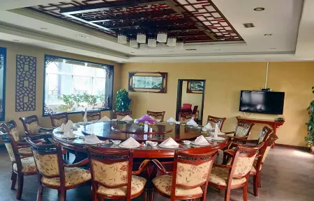 Huzhu Rainbow Tribe Resort Hotel