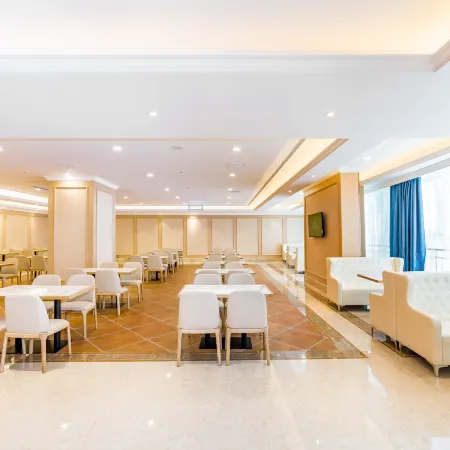 Vienna International Hotel Jinan West Railway Station East Square）