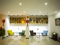 Huayi Hotel （Jinan Baotu Spring store） Отели рядом с достопримечательностью «Озеро Пяти драконов»