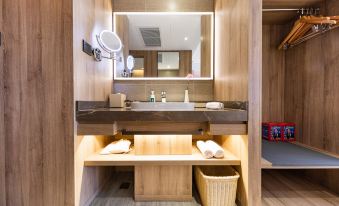 Atour Hotel Huizhou Huiyang High-speed Railway Station