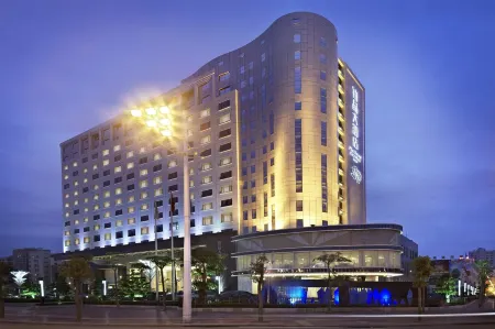 Platinum Crystal Hotel (Shantou High-speed Railway Station)