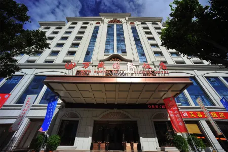 Wan Sheng International Hotel Отели рядом с достопримечательностью «Mingsha Mountain And Crescent Spring»