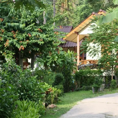 Day Night Bungalow & Bar Отели рядом с достопримечательностью «Водопад Клонг Нарай»