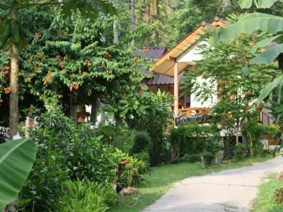 Day Night Bungalow & Bar Hotels in Khlong Narai