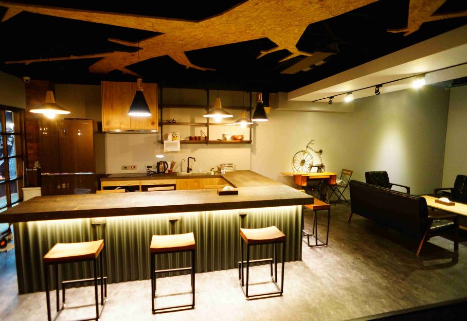 저니 호스텔의 편안한 침실 모습