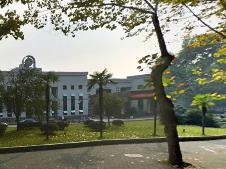 International Academic Exchanges Center of Huazhong Agricultural University Отели рядом с достопримечательностью «Wuhan Donghu University»
