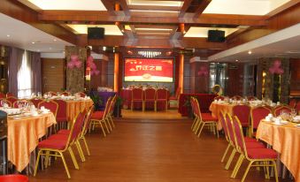Zhanjiang Yinglun Holiday Hotel (Mazhang High Speed Railway Station Shop)