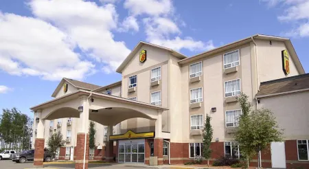 Super 8 by Wyndham High Level AB