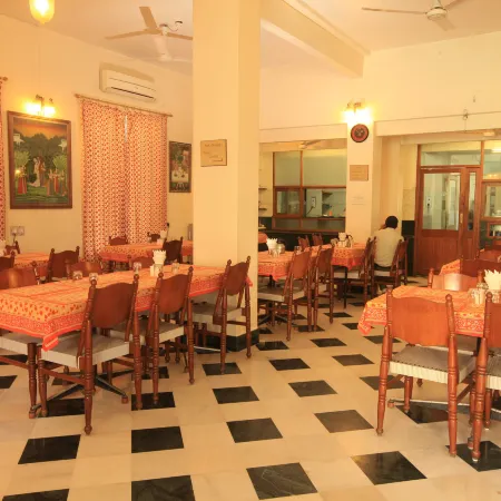 Hotel Arya Niwas