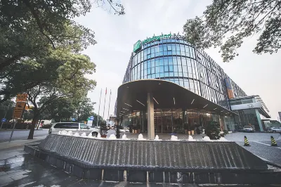 Holiday Inn Express Shanghai Songjiang Fangta Hotel in zona Baoxiniao Business College