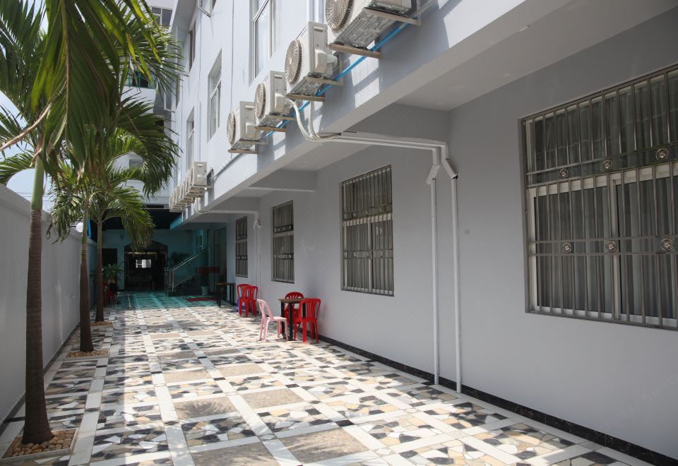 깔끔하게 정리된 침대와 객실